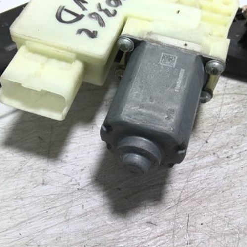 100580802-0eb55dd2-1fc6-46b6-a94e-33af8b19ae7c-Piece-100580802-Leve-vitre-electrique-avant-droit-9826079480-PEUGEOT-308-2-PHASE-1-12-PURETECH-12V-TURBO-fa80b9d70798759a303f5745e3b15e13ae2fd3daadaedfcd27eb83b418b978ed_m.jpg