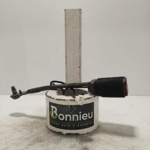 Attache ceinture avant gauche
