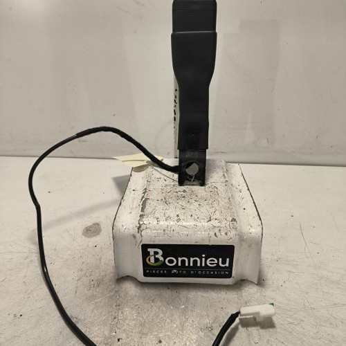 Attache ceinture avant gauche