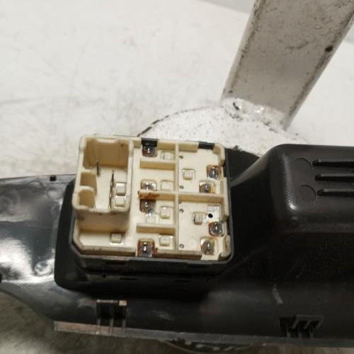 101439582-c3d7f8ca-9578-4d05-89f9-6d422b378ba1-Piece-Interrupteur-de-leve-vitre-avant-gauche-CHEVROLET-AVEO-1-b3304689d6accbb07e152ec3624cf15bc5e87e8ff10448ba88cdeb2fc8947cde_m.jpg