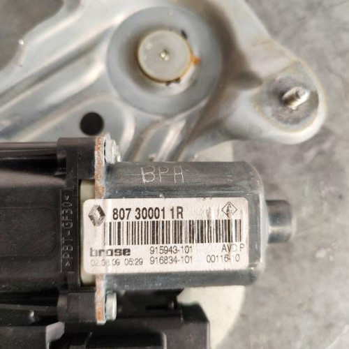 102697414-4691b2c6-3291-4286-a047-e1eba13ecc7d-Piece-Leve-vitre-electrique-avant-droit-807205115R-RENAULT-GRAND-SCENIC-3-PHASE-1-e8dc38372433227264e24d088a9e068ecc81596a684f99787b4b062a741a2c3e_m.jpg