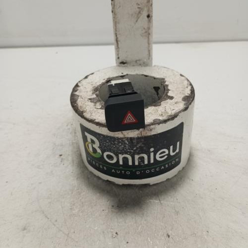 103072753-1d0061ba-c412-467d-bf96-406c80863c4b-Piece-Bouton-de-warning-98170430ZD-PEUGEOT-PARTNER-3-e4abc5b7aa580178bc4248cda4f836c695307aa97f76aa11db5f0b7868c8225e_m.jpg