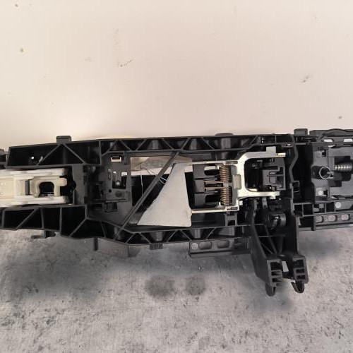 103117117-1e62461e-44e1-4aee-b007-7a2d72f9c135-Piece-Poignee-porte-avant-droit-0997602001289999-MERCEDES-CLASSE-CLA-118-COUPE-fbbaed4e09c13b89a842c00841b3c8bd2be6b9898c7566a912c28edee2e3e9e6_m.jpg