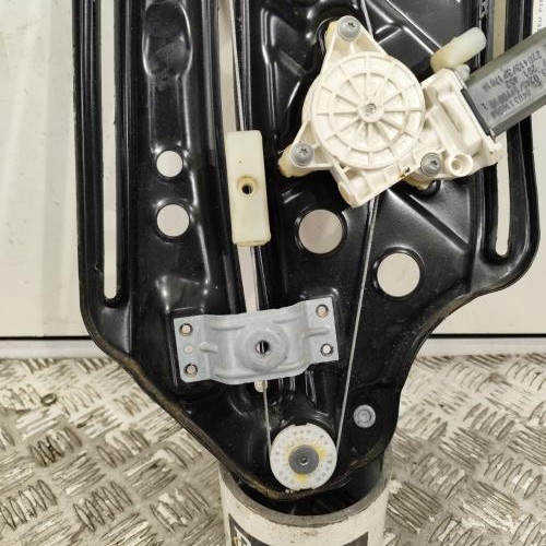 103142403-d0b473e8-f7fc-40a2-a2f8-44dbae272b1b-Piece-Leve-vitre-electrique-arriere-droit-BMW-SERIE-1-E88-CABRIO-210804d61dd3ff08307f3367153c3d91e9a67268d4ca4960221a5d1ba138d118_m.jpg