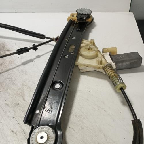 103142406-ce478ff8-551c-4ae4-aa3b-8a5adc534726-Piece-Leve-vitre-electrique-avant-droit-51337165596-BMW-SERIE-1-E88-CABRIO-41020b4fc342537e41c6dff89d85118283fb654ef5e5149a75c71b313c2ca23e_m.jpg