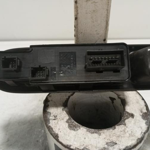 103162751-50af9f4f-9f34-43d0-b6d5-de23741efc7d-Piece-Interrupteur-de-leve-vitre-avant-gauche-98144143ZD-PEUGEOT-3008-1-PHASE-2-b97695efa029a4215c58e2b71ed4e7befa6ab0227d68448e995f2073c4703d4d_m.jpg