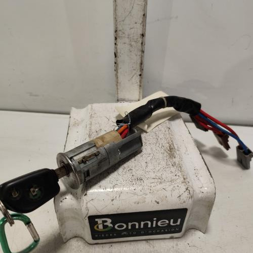 103734830-366f726c-a5e1-4379-b9a8-a5c0d490244c-Piece-Commodo-phare-625369-PEUGEOT-106-PHASE-2-f4a5928ee53a7e282c15e91563857065e1fecdedc1057b855266a9b72ebf0238_m.jpg