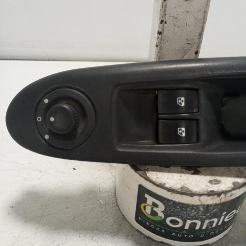 103911258-ff73e293-6036-465f-8355-61369dcc4f04-Piece-Interrupteur-de-leve-vitre-avant-gauche-8200060045-RENAULT-CLIO-2-PHASE-2-3ffe9ea1439f4ea5d5f03a9565f2acf7bcfc679adcc6d4a6c20ee5871c20f70b_m.jpg