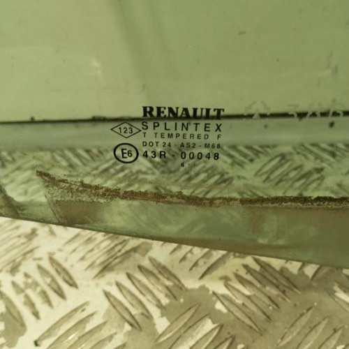 103915860-5a331c52-5805-4523-bb20-3a33498ebbef-Piece-Vitre-avant-droit-8200143480-RENAULT-CLIO-2-CAMPUS-PHASE-1-a29cd5aa91547bc70948476f0a90f8b7a4039d54612af4d08c34867ffc489682_m.jpg