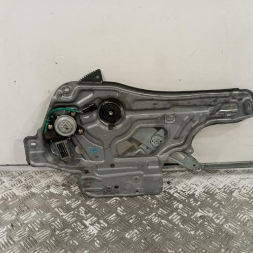 104054010-08751ff1-2733-4041-81c6-df200e6ac349-Piece-Leve-vitre-electrique-avant-gauche-8240526000-HYUNDAI-SANTA-FE-1-db53a0cfe55eeb42e9f1ce279da37f4e06d6d6c80513f44083ab9092ad23b5b9_m.jpg