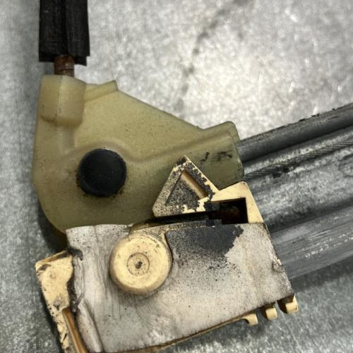 104224322-c1e679ce-ad21-43b9-9836-fbb545a4afd8-Piece-Leve-vitre-electrique-avant-droit-7700842246-RENAULT-CLIO-2-PHASE-2-ebe5e434b0c623bade5498418f6548b7d56dba8454824d41cd9e834683386b5e_m.jpg