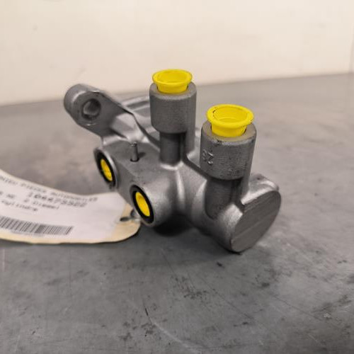 104473322-536eb6ed-e8cf-46d7-a86c-a2548159e985-Piece-Maitre-cylindre-freinage-T2H42221-JAGUAR-XE-43533f3a44496acbea372002eb25a0bc195cd3f9fbfc6af9b1539e02d7d283c0_m.jpg