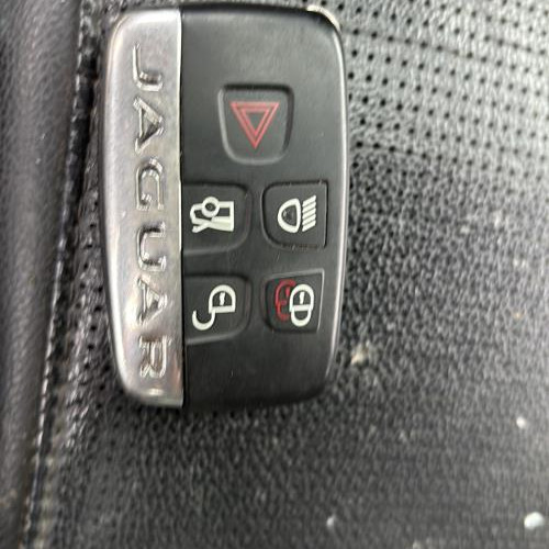 Vehicule-JAGUAR-XE-2016-d45f59131b08e3860cf18dcbce92f00eb13d95be747bfa8ebdb2fdd9304b7f77_m.jpg