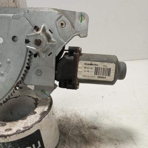 105054136-167e8715-4936-40e9-b1b7-2eda3731f807-Piece-Leve-vitre-electrique-avant-droit-8200188551-RENAULT-KANGOO-1-PHASE-2-802b08363a001b3d3c17b3754822eb04a91f37e114c65c6095f1dc155c470c7f_m.jpg