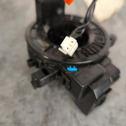 105199425-8a25c3a3-ff62-43cc-af46-6ca9571422b2-Piece-Contacteur-tournant-843060D070-TOYOTA-AURIS-1-PHASE-1-96d71149784ca56d89c50aa5949d37b2e9e903df1a7967b195dbf2bc92221466_m.jpg