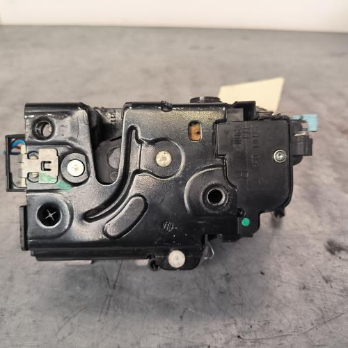 105471959-19624df1-9098-43d4-99ee-2a892cea997b-Piece-Fermeture-centralisee-arriere-droit-7L0839016D-VOLKSWAGEN-TOURAN-2-eba2fad2adb646a48aea139d7a93d471a1929712b5dffea17ebd8f5afe842717_m.jpg