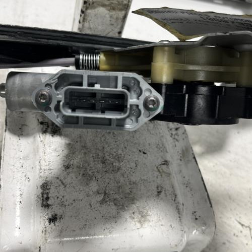 106873311-ef0f11a7-ae80-4890-afad-fe209387516e-Piece-Leve-vitre-electrique-avant-gauche-807211404R-RENAULT-KANGOO-2-PHASE-2-9582d1593b4d1de7476804a5c844ae351458b0697d29148cd9650207cca1c38d_m.jpg