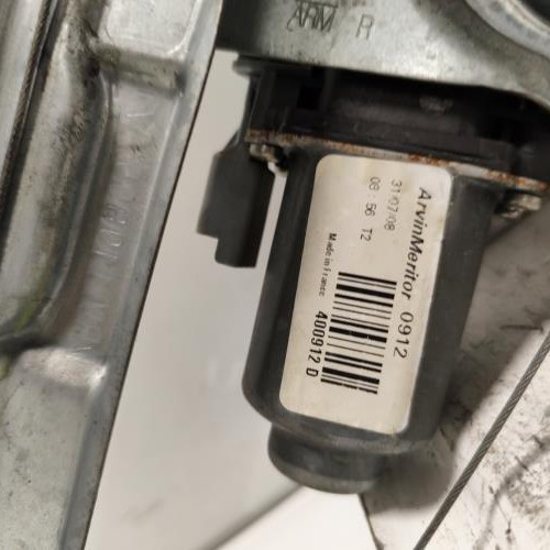 107061566-2742bbaf-f56f-48a9-8bee-e15744f5cb27-Piece-Leve-vitre-electrique-avant-droit-9222W9-PEUGEOT-5f7d25fe441696035cbab5423ff8fa28afd6c37e2d16fe240f88bfc2b48e8f57_m.jpg