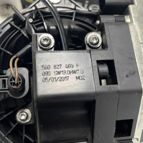 107073175-0bed5163-723b-40b5-8646-0f0d17effca9-Piece-Bouton-de-coffre-5G0827469F-VOLKSWAGEN-GOLF-7-PHASE-1-ff644a5a42d050792832c64be3cfc2a4858cf0475e12f87fe5df75c72cf236b9_m.jpg