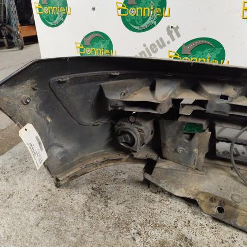 107766463-a670f4c1-21b7-4d7c-a425-f197e82e626a-Piece-Pare-choc-avant-7701056418-RENAULT-72e45097335d2797af4721a5d2d6b5d9e3a414502fb352a8e9b6d3a63059fb19_m.jpg