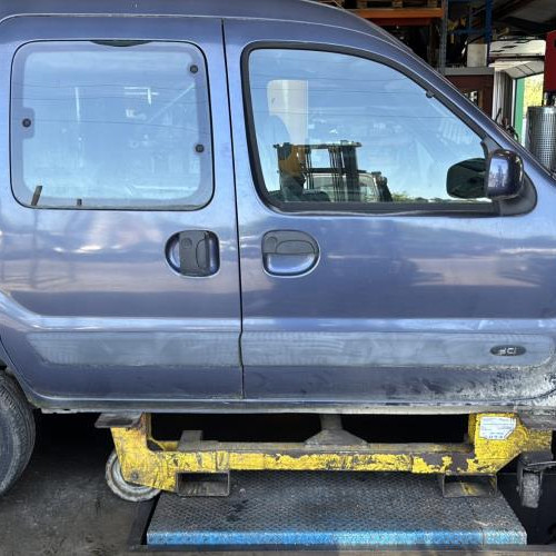 Vehicule-RENAULT--2005-ca3a7f963b32b0127765b0c15b442a912702f1cd26f7925c5fb8516aa77aa5e8_m.jpg