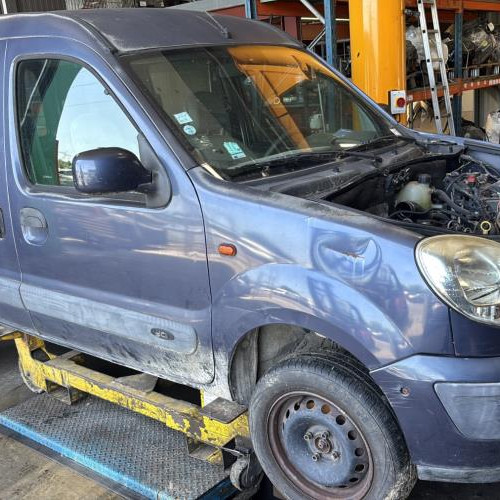 Vehicule-RENAULT--2005-8fb6cc27e47d37499dde10d7239f1600e2561af5446448c1736f8aa22a54a787_m.jpg