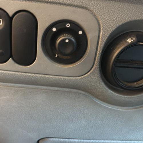 Vehicule-RENAULT--2005-bb85a37ce7e2cc800bb66d03e51d465417a3f5b921290eedfbe0aed1502a93b9_m.jpg