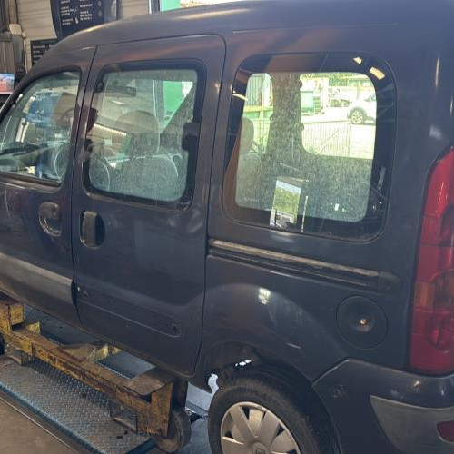 Vehicule-RENAULT--2005-a454113e5ff6db2902d75a846b6afeac6ffab45aacb7efebcf4aa0f8185783b2_m.jpg
