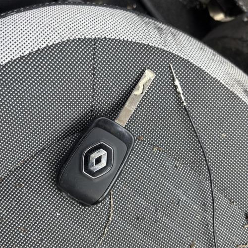Vehicule-RENAULT-TWINGO%25203%2520PHASE%25202-2023-d6bb6e15133c88f071a94a30b5579b4168f759fc9e6b050243cc276e73da1172_m.jpg