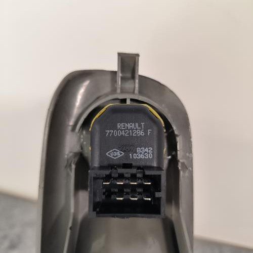 109491722-bc58338b-a497-429b-a7e2-95e64443bef4-Piece-Interrupteur-de-leve-vitre-avant-gauche-7700425386-RENAULT-TWINGO-1-PHASE-2-9f0b428cae3d78604870d6d06580edd54b1a333792a7703b34dffc761819ec6e_m.jpg