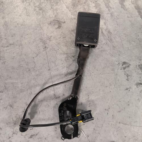 Attache ceinture centrale avant