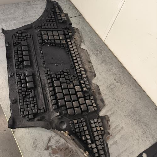 110911775-0645592b-ac00-443d-9865-1d512f92a0d6-Piece-Cache-sous-moteur-AUDI-A4-3-PHASE-1-631b4c6c1331894c88a7ed4b45b758e8e3ebab5e16e3571445a5239242773b2f_m.jpg