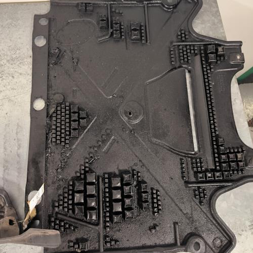 110911775-2dd71cfc-75b9-4934-a5b6-ba94bc0195b7-Piece-Cache-sous-moteur-AUDI-A4-3-PHASE-1-60026ba23e67fbed9864576b1b0988e7fcf55238a3f3101a57492457acab5f16_m.jpg