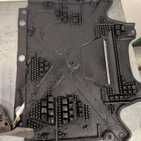 110911775-2dd71cfc-75b9-4934-a5b6-ba94bc0195b7-Piece-Cache-sous-moteur-AUDI-A4-3-PHASE-1-60026ba23e67fbed9864576b1b0988e7fcf55238a3f3101a57492457acab5f16_m.jpg