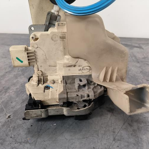 110911790-81443b62-a4d9-4a34-a46b-76651830a54b-Piece-Fermeture-centralisee-avant-gauche-AUDI-A4-3-PHASE-1-5e92af40d0e127ea5d79f773a7dd5bdb2f12225a5c0ff31019cf4c6fc91cead3_m.jpg