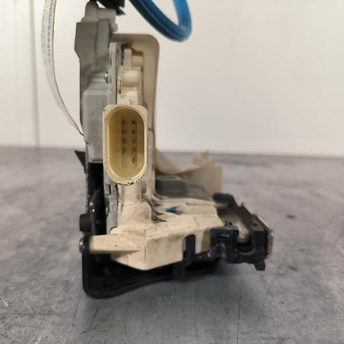 110911790-8baad8b2-40a7-4945-8734-ee57a7c8aecd-Piece-Fermeture-centralisee-avant-gauche-AUDI-A4-3-PHASE-1-443a6c37088a4bfe2f52e41c6744bce2800e0049aaba08002b3fe32b1742b969_m.jpg