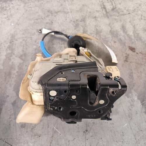 110911790-88498993-e40f-48ab-8cdb-7b8f8086d951-Piece-Fermeture-centralisee-avant-gauche-AUDI-A4-3-PHASE-1-f11a0ff14b9614bbdb3a091debdc47ea29caa1b1ed1be5a0dfed855213404afa_m.jpg