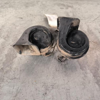 110969688-ba3209ef-ae69-403f-b3ca-c9ec286ded40-Klaxon-56050166AB-JEEP-CHEROKEE-2-PHASE-2-698afa407c830acb94011f59c55a60f4a9b8c29abb1a20894fbc2decae529ff4_m.jpg