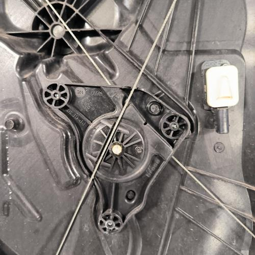 111048329-e45cb354-f15f-4265-ae03-5826af3daa2e-Piece-Leve-vitre-electrique-avant-droit-95862480200-PORSCHE-CAYENNE-2-PHASE-1-c32fa196175d2398ff00af8efff9e467f16fb9079e13703874b3821077a6b089_m.jpg