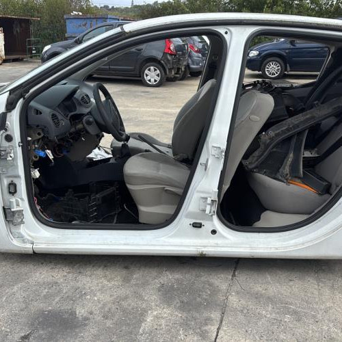 Vehicule-RENAULT-CLIO%25203%2520PHASE%25201-2006-c1a67584409cc79cab0452ce1e7267f414cc86757500a17c8ec3ca4d7e13b417_m.jpg