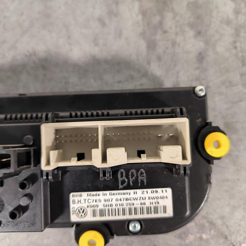 112057140-ae7467db-38cf-4700-988f-e4b852efe249-Piece-Commande-chauffage-5HB010259-VOLKSWAGEN-TRANSPORTER-5-PHASE-2-b1db5f3a1b967c8a25bae7e3c84136cf14b6659ae137bb1794e24644fa899468_m.jpg