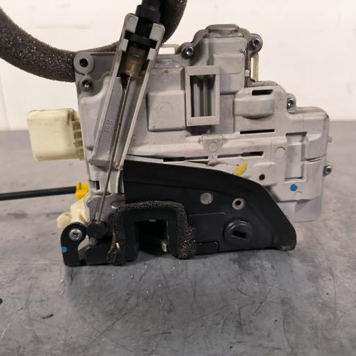 112634994-f562ff51-3b4a-4a7b-ad2e-2f775f3deaaf-Piece-Fermeture-centralisee-arriere-droit-8K0839016-AUDI-Q3-1-PHASE-1-7f931adb8894501112f6d55d85e3c32236638b2e553c28280c38e8175a3439da_m.jpg