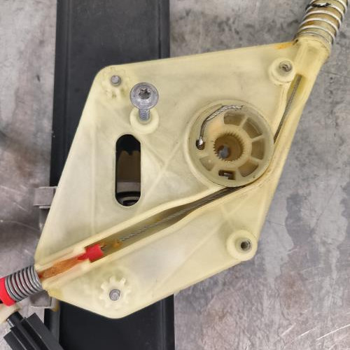 113088995-6305faad-7e9c-4198-a303-caaa204bc1a6-Piece-Mecanisme-de-leve-vitre-electrique-avant-droit-51337165596-BMW-SERIE-1-E82-COUPE-ae21f32a63066218a2e58f2d4062c660a30e94b5757bf7a42eef98447475f78d_m.jpg