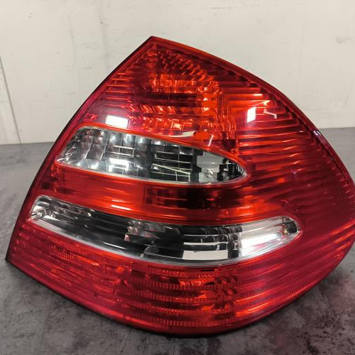 114883928-20887853-42e0-463d-9e4d-8af3e86b36c8-Piece-Feu-arriere-principal-droit-feux-2118200664-MERCEDES-CLASSE-E-211-PHASE-1-b581b9700a0874e0dd015a88a8f015a3761a2bac40022cd68de693deac63a31b_m.jpg
