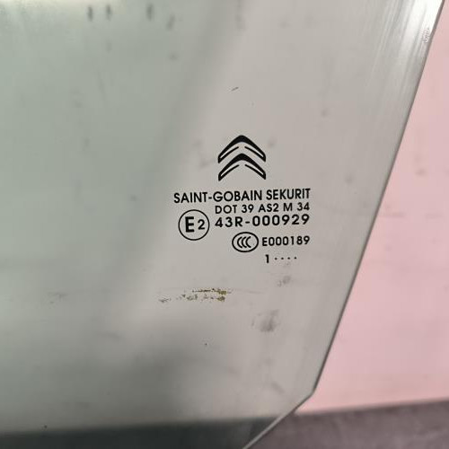 114936782-a6e4bf91-a3e1-4426-971d-86d159b6d5b2-Piece-Vitre-avant-droit-9806084980-CITROEN-DS5-PHASE-1-06c19642ca77db19f307b8e71e02ceb16d64db54c7346f20e8d71bbf7d1b6467_m.jpg