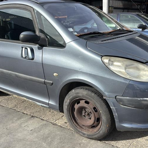 Vehicule-PEUGEOT--2005-40349f53effc6a334ba81a43f164439814c92452738f92af9f045d416795ad87_m.jpg