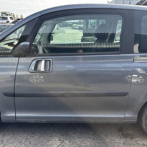Vehicule-PEUGEOT--2005-c07e012b6a2b71d53511e8b03f4ec80dc4d7b65c46e9ded816a39acb89d2ba55_m.jpg