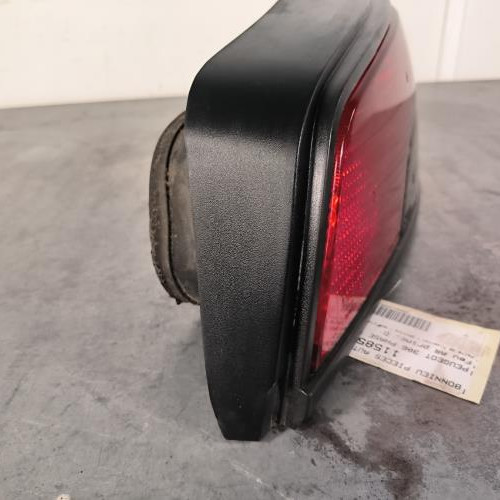 115850127-5724873d-2812-4265-a645-1e707c26f594-Piece-Feu-arriere-principal-droit-feux-635195-PEUGEOT-306-PHASE-1-3c01bfb2a07f91c70592ca5ca6ea530f2804deca1293b1fbe17e364a5c05d275_m.jpg