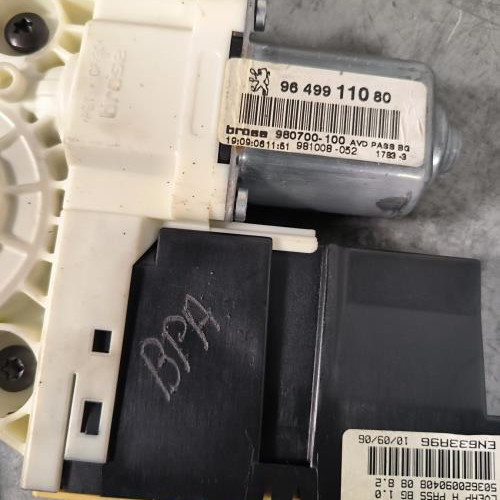 115984732-34db987b-7d74-4f51-a101-5e81e9e299e2-Piece-Leve-vitre-electrique-avant-droit-9222J9-PEUGEOT-307-PHASE-2-75d0c1fc3973601f727b2569c84595bc137e5f20992ae7164cbef0da17bec313_m.jpg