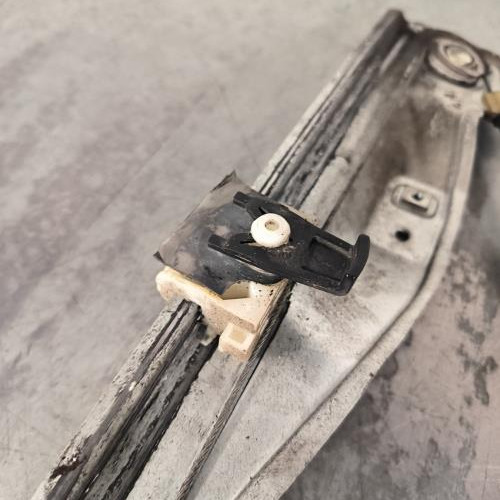 116567488-6430ca36-8a08-45dd-bcc8-0e010f4ddede-Piece-Leve-vitre-electrique-avant-gauche-8200291145-RENAULT-CLIO-3-PHASE-1-30aaaa438eca150d64014b9a3f8bc99aabbdb8665d35a34b1827d7ca44a7cae7_m.jpg